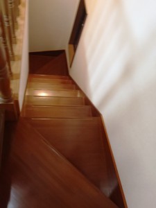 ダークな色の既存階段を、、、ちょっと明るくおしゃれに変身！！