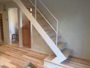 鉄骨とタモ板材の融合〜ホワイト塗装の素敵な階段?