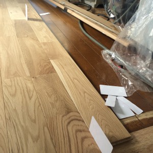 無垢フローリング貼り