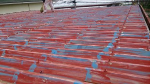 折板屋根の塗装。　下地処理中！