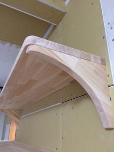 集成材を使って棚板造り！棚受けも大工が造りました