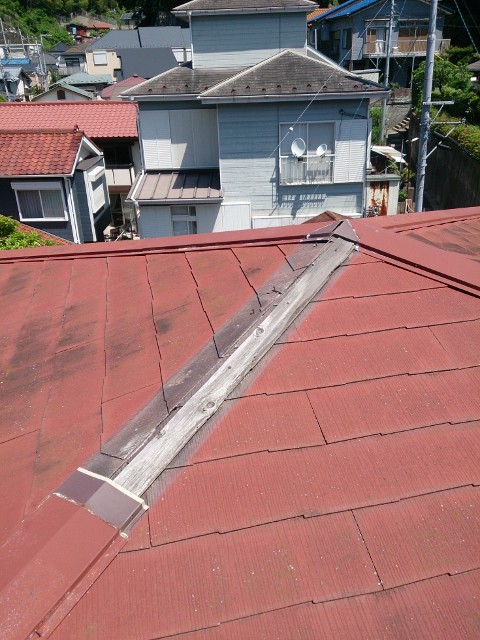 屋根の棟板金の下はこんな感じです。