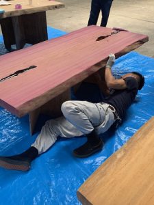 一枚板のテーブル。