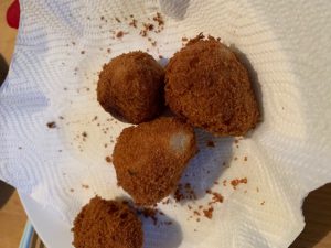 テーブルの上にフルーツ