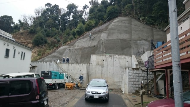 高低差のある敷地の工事風景
