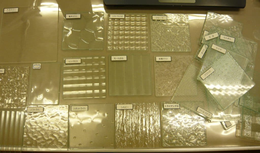 ドアに素敵なガラスを1枚いれてみませんか？