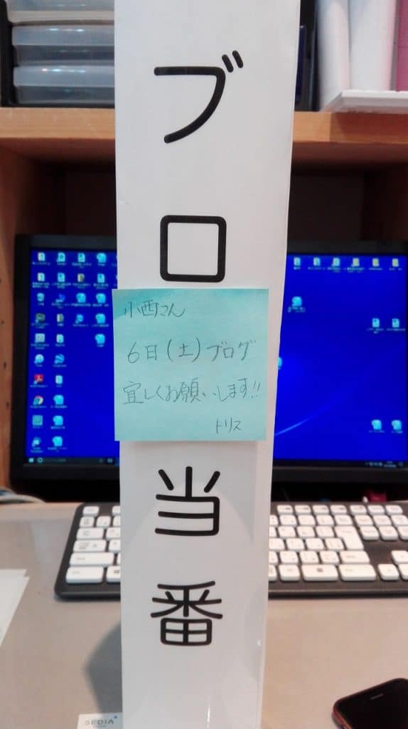 そびえ立つポールと柱